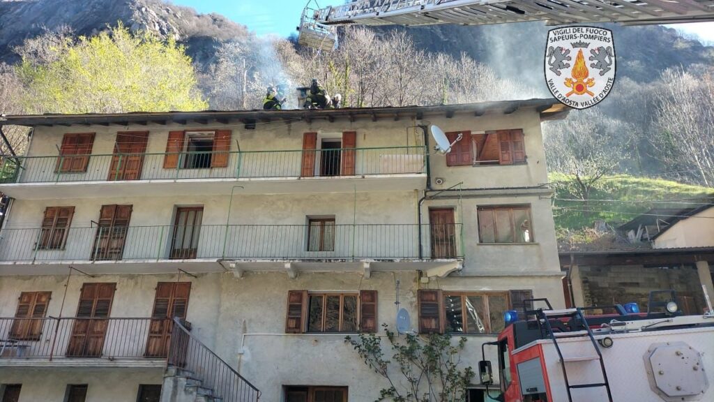 Incendio ad una canna fumaria di una casa a Pontboset