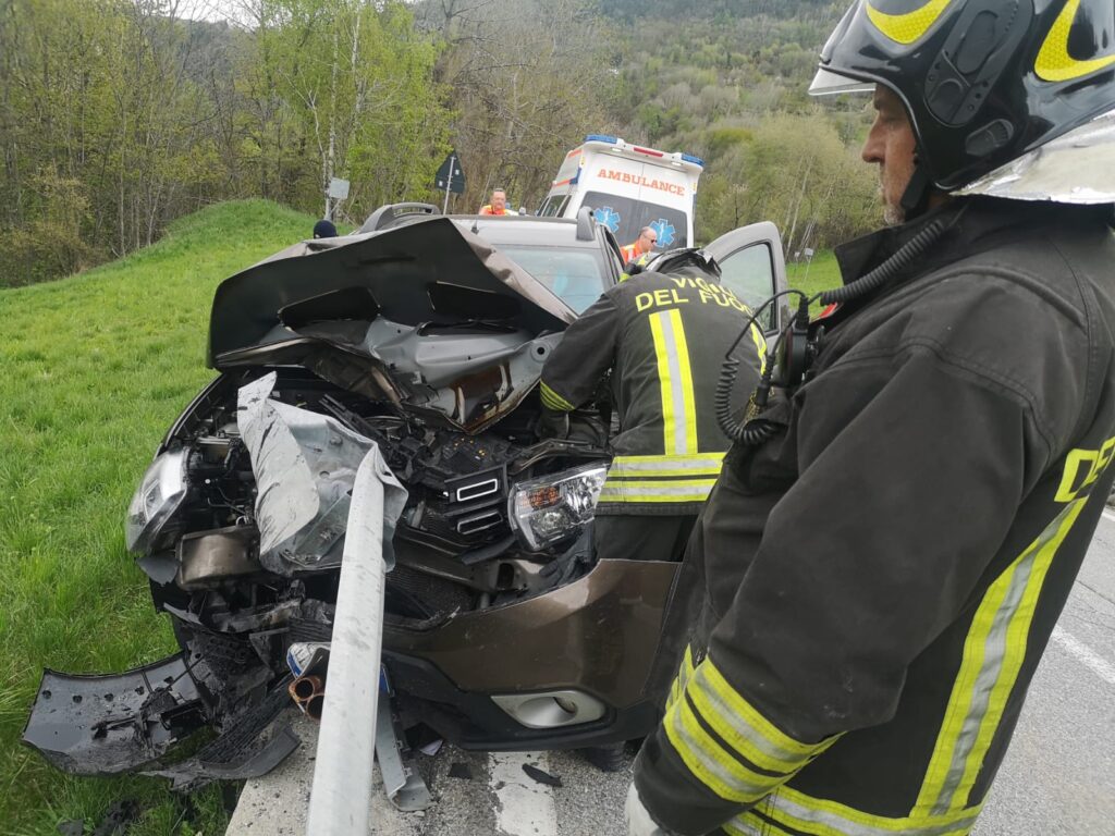 Perde il controllo dell’auto e finisce contro il guardrail