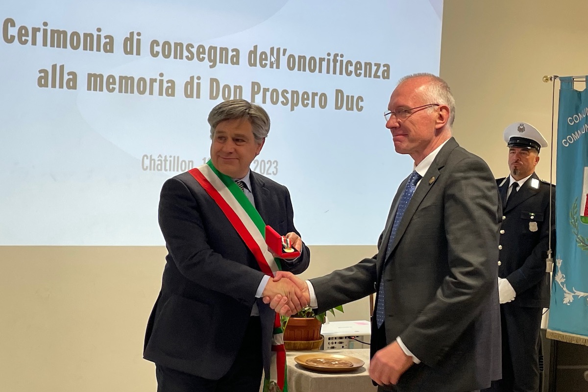 Il presidente della Regione Testolin consegna la Medaglia al sindaco di Châtillon Camillo Dujany