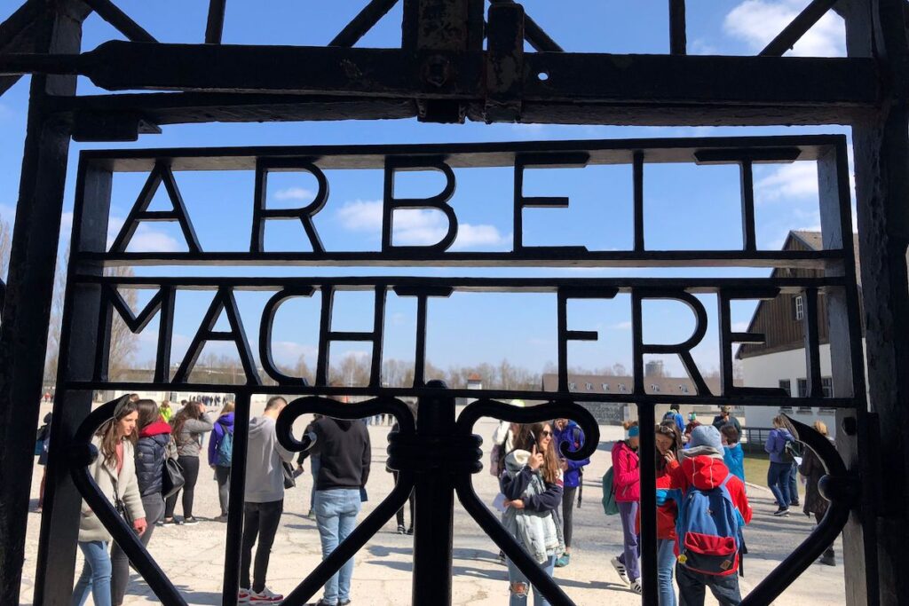 Gli studenti valdostani durante la visita dell'Ana a Dachau