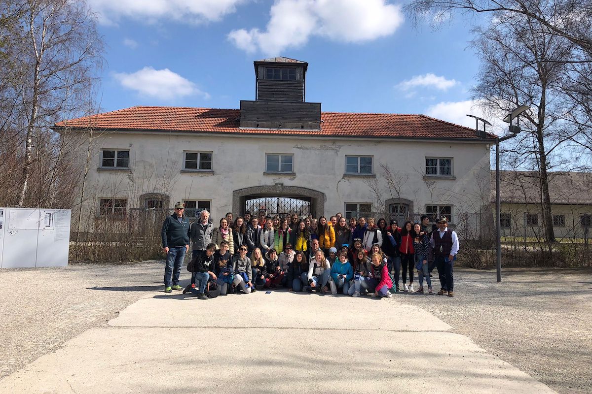 Gli studenti valdostani durante la visita dell'Ana a Dachau