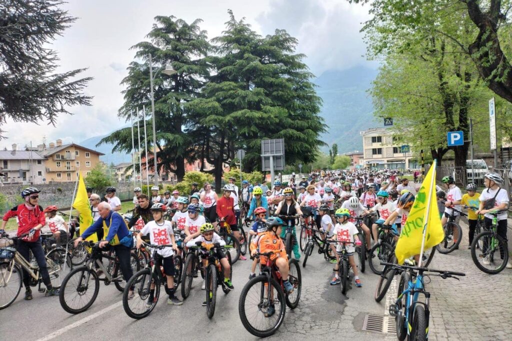 La “carica dei 500” colora Aosta con Bicincittà