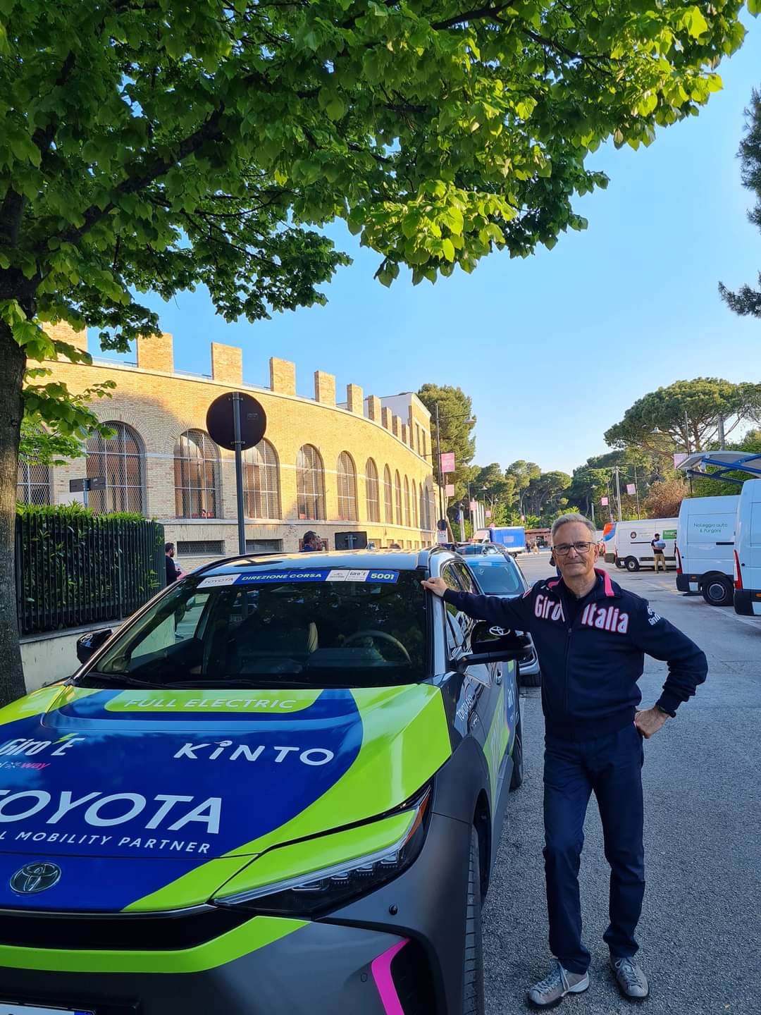 Natale Dodaro guiderà l’auto del direttore di organizzazione del Giro E Roberto Salvador 