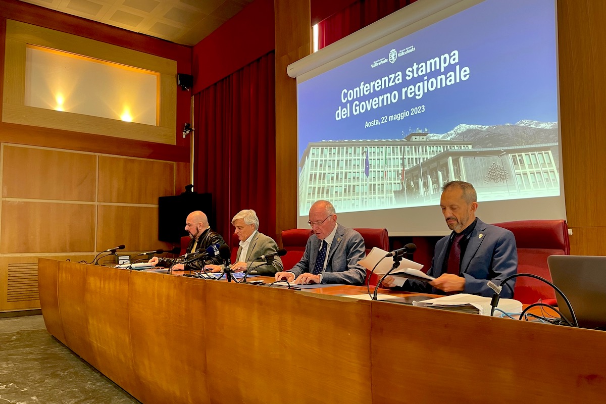 La conferenza stampa di Giunta. Da sx: Marzi, Caveri, Testolin e Guichardaz