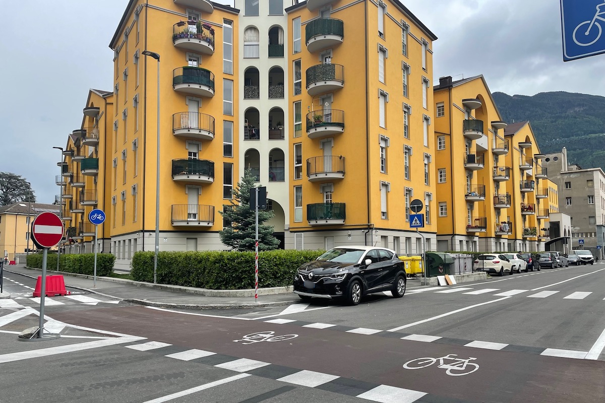 Pista ciclabile Aosta - L'attraversamento delle ciclabili di fronte a via Battisti