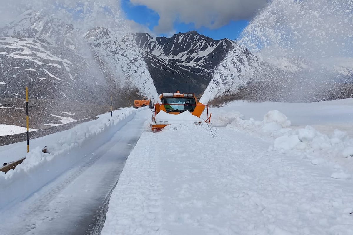 Lo sgombero neve al Piccolo San Bernardo