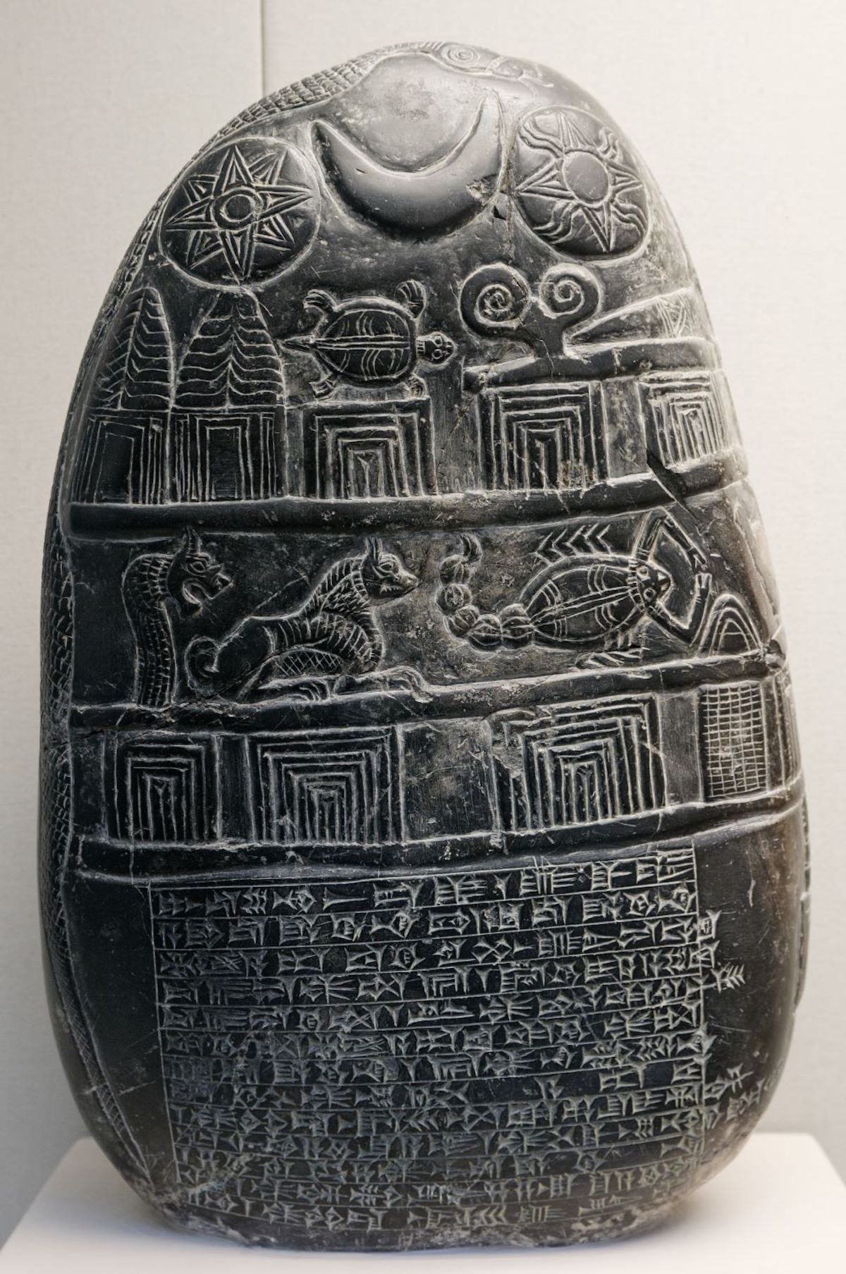 Kudurru (pietra di confine) che raffigura i simboli del Sole, Luna e Venere e probabilmente la costellazione dello Scorpione. Nel testo in caratteri cuneiformi si riporta la dichiarazione con cui il governatore Eanna-shum-iddina assegna una porzione di terra a un certo Gula-eresh. Credit: da Wikicommons (https://upload.wikimedia.org/wikipedia/commons/f/f4/Kudurru_of_Eanna-shum-iddina_BM_K.3401.jpg)