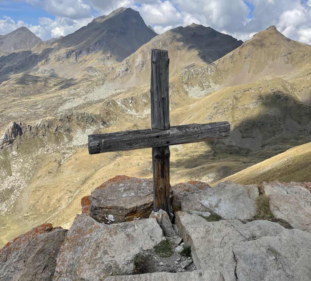 Croci in vetta, la posizione del Cai e le polemiche