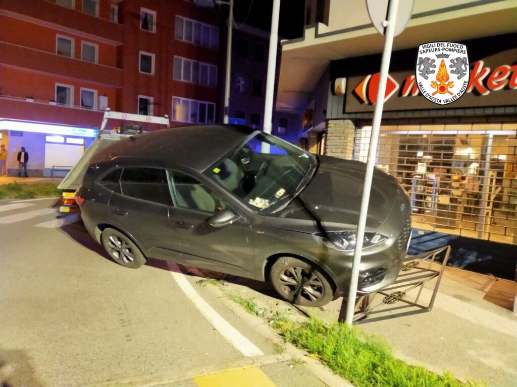 Auto esce di strada e rimane incastrata fra le ringhiere