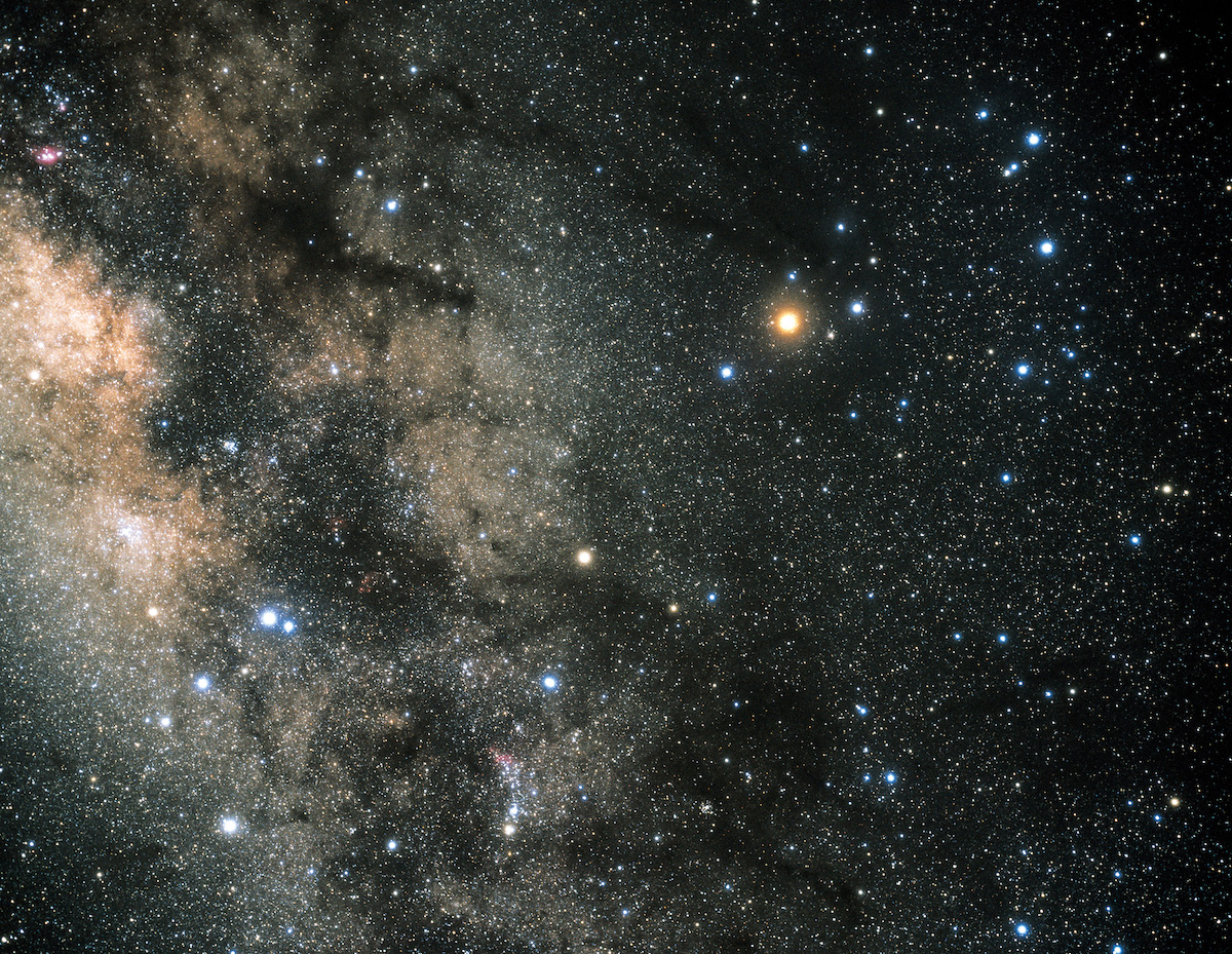 La costellazione dello Scorpione: Antares è la brillante stella dalle sfumature aranciate che si vede in alto a destra rispetto al centro dell’immagine. Credit: Akira Fujii per ESA/Hubble (https://esahubble.org/images/heic0211e/)