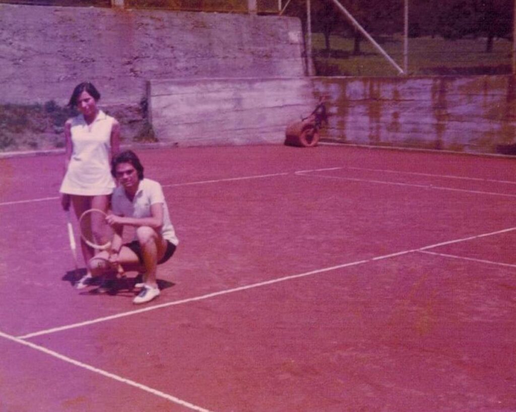 nel Angela e Robert provano il tennis sul campo di Valpelline