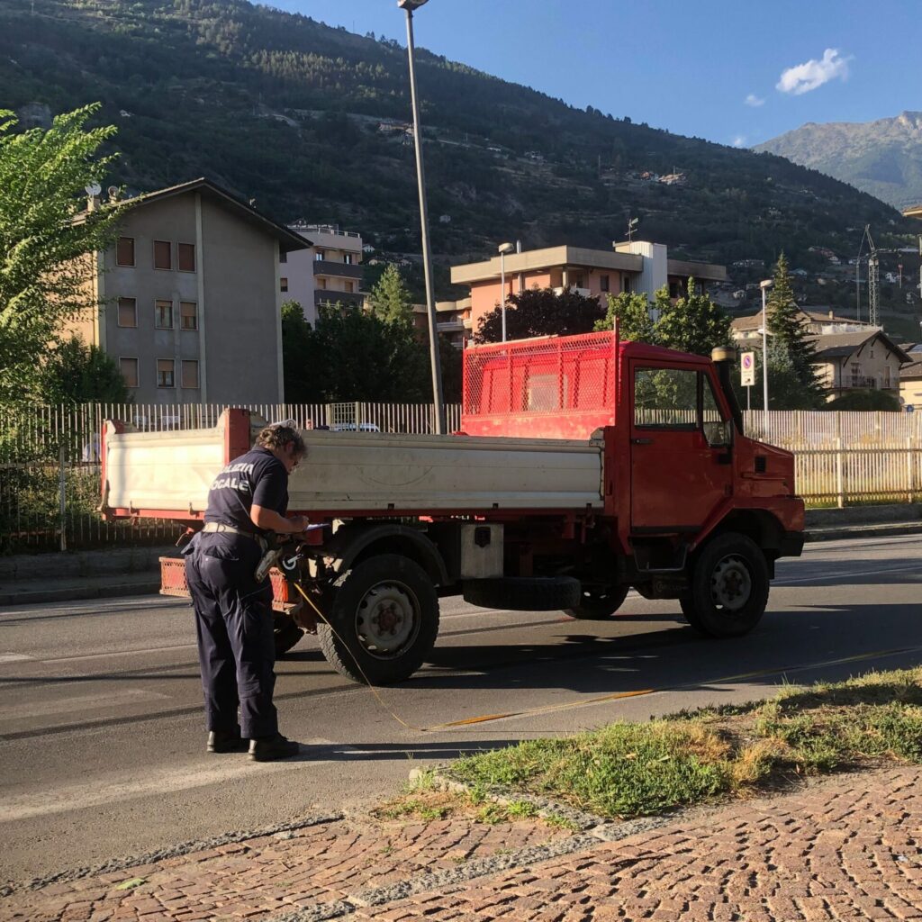 Pedone investito in via Piccolo San Bernardo