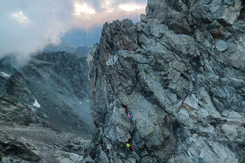 Gli alpinisti in difficoltà sulla cresta del Morion