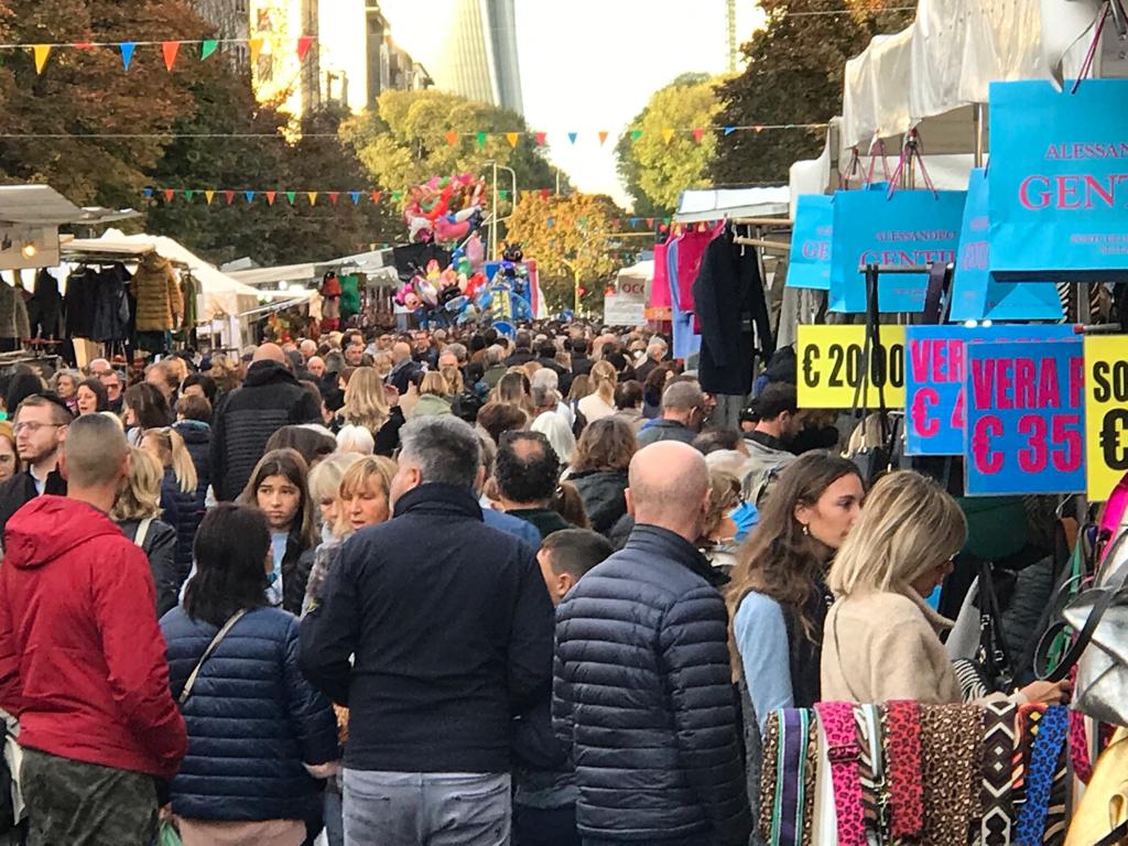 Gli Ambulanti di Forte dei Marmi a Milano Via Washington Festa d