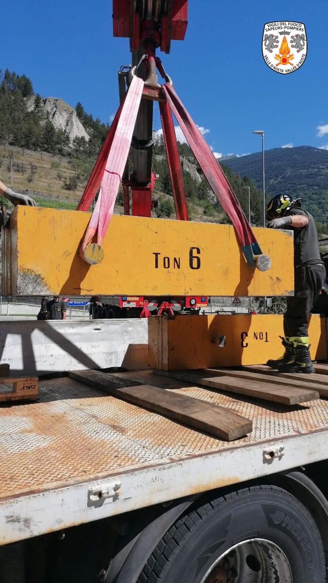 Le piastre cadute dal camion a Villeneuve