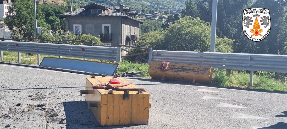 Le piastre cadute dal camion a Villeneuve