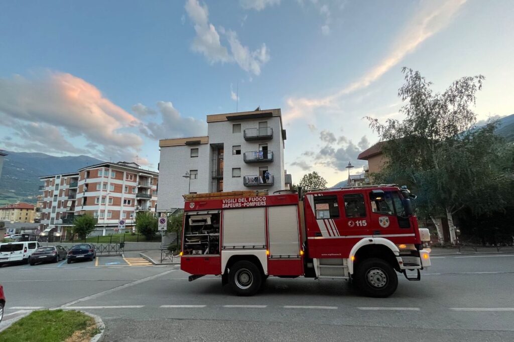 L'intervento dei Vigili del fuoco in via Adamello, ad Aosta