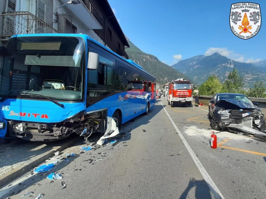 Auto contro pullman: due feriti