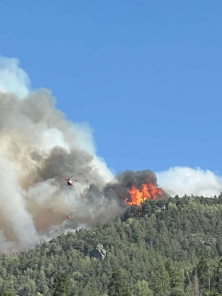 Incendio Aymavilles visto da Villeneuve