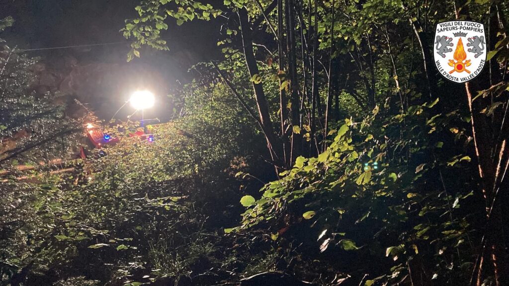 Maltempo, cadute di sassi e alberi sulle strade della Valle