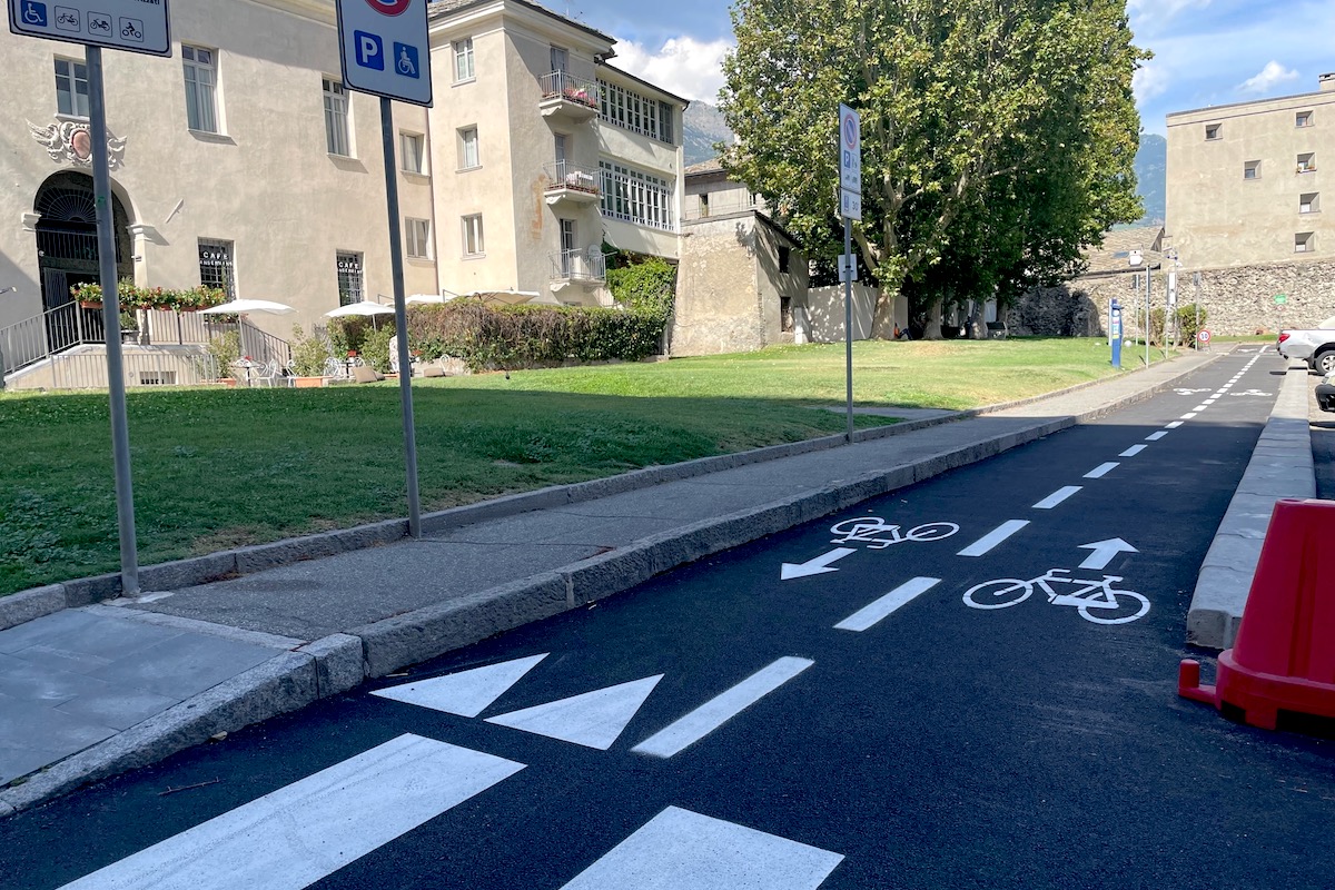 La pista ciclabile in piazza Plouves, ad Aosta