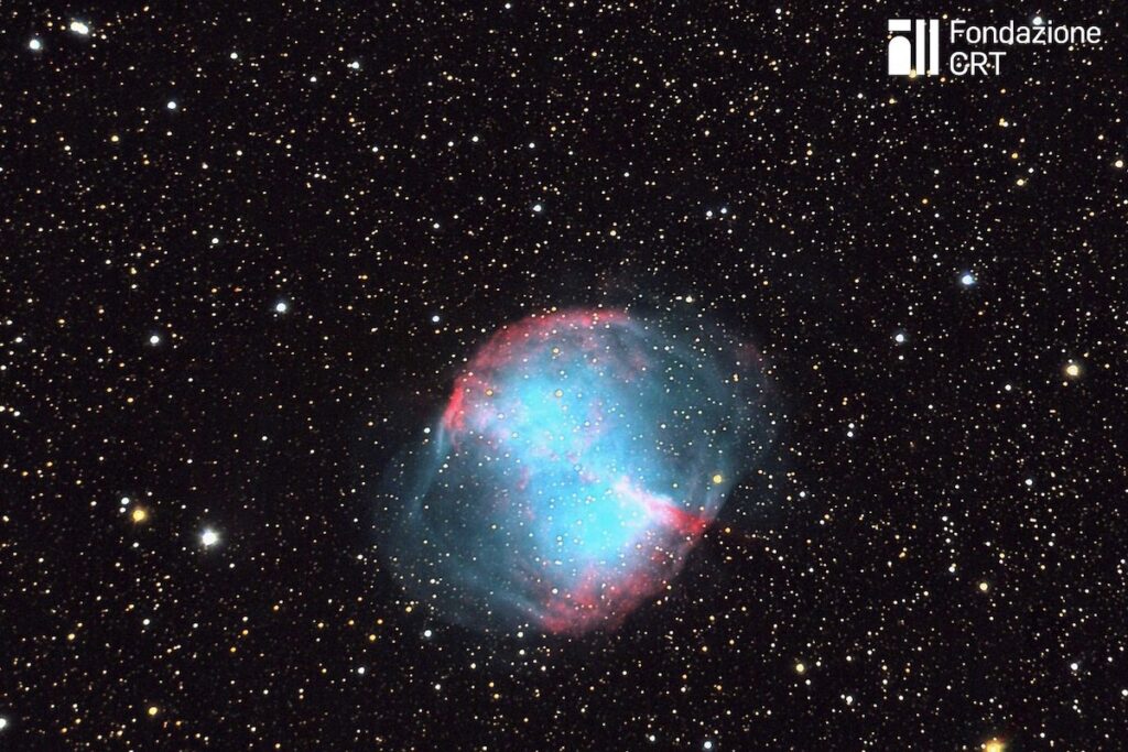 La nebulosa planetaria M27 (“Dumbbell”) nella costellazione della Volpetta. Credit: Fryns Andre (https://commons.wikimedia.org/wiki/User:Fryns )