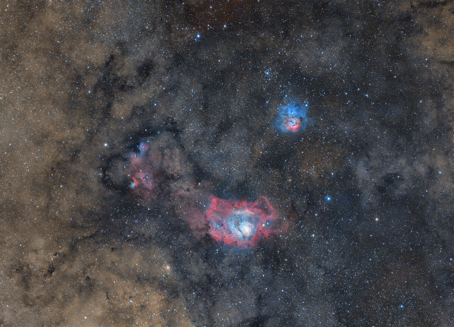 Immagine: La nebulosa M8, soprannominata Laguna, (al centro dell’immagine) e in alto a destra M20, detta Trifida. Credit: Alessandro Cipolat Bares per la Fondazione C. Fillietroz-ONLUS