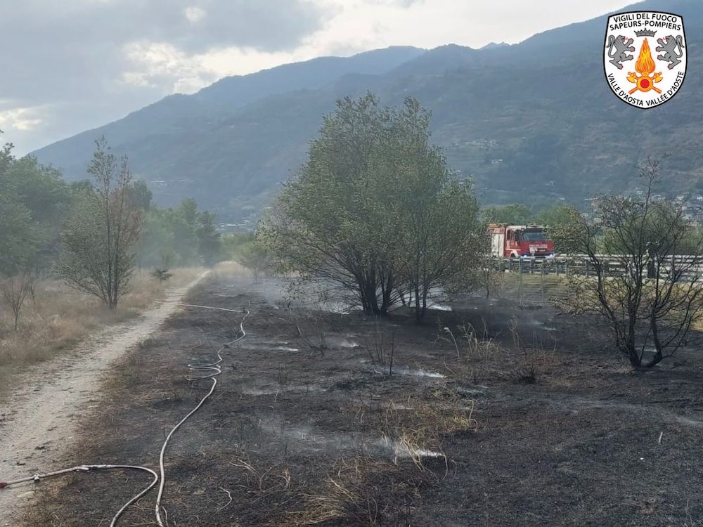 Brucia la vegetazione lungo la pista ciclabile di Aosta