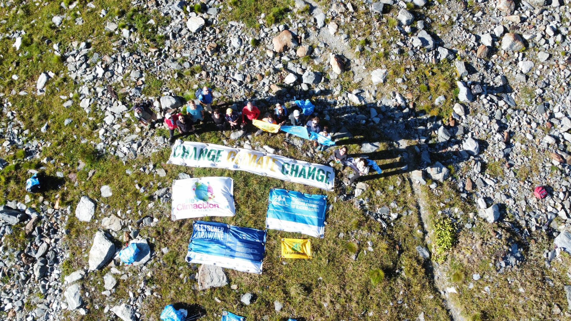 El flash mob Legambiente en el glaciar Rutor desafía el heliturismo