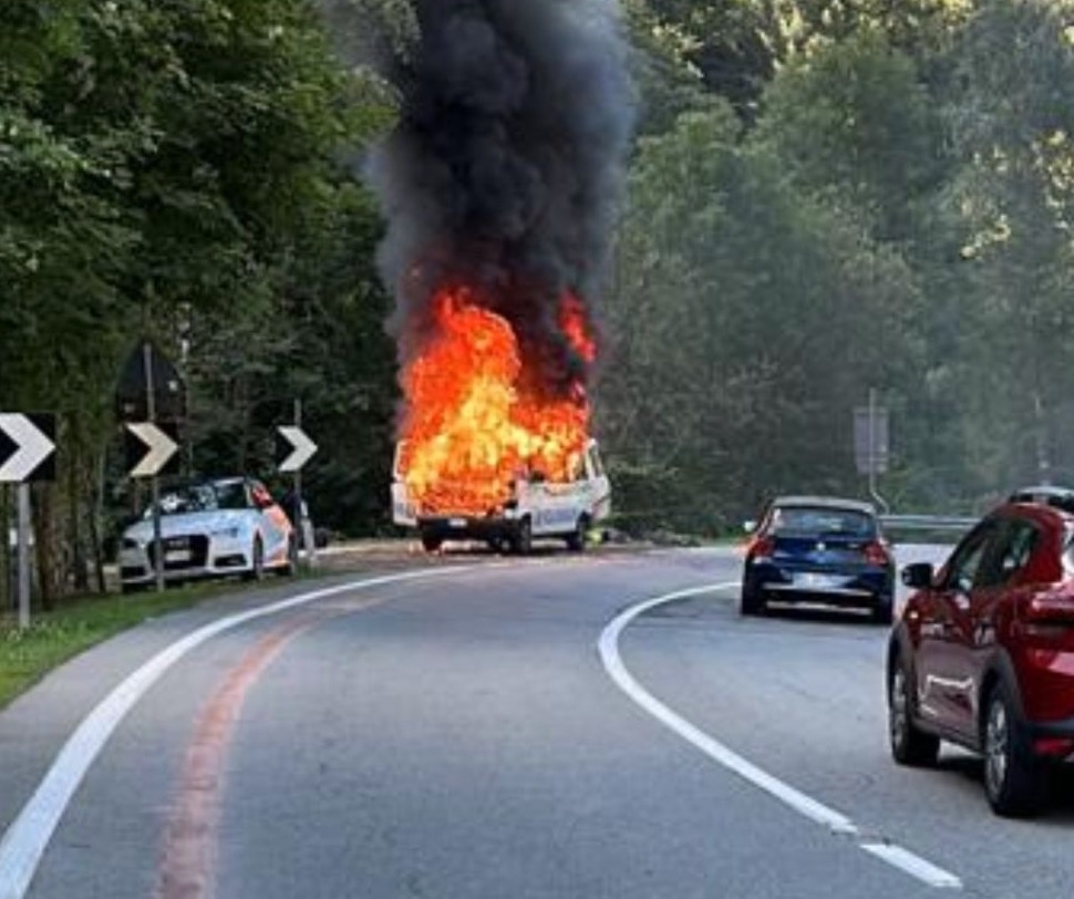 Va a fuoco un furgone ad Antey, nessun ferito