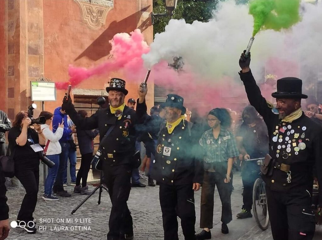 Davide Pandolfini con il fumogeno tricolore