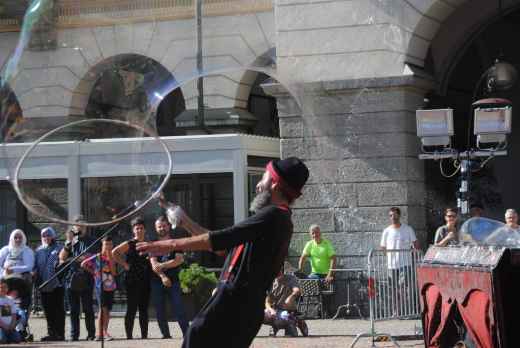 Aosta si colora con il Festival degli artisti di strada