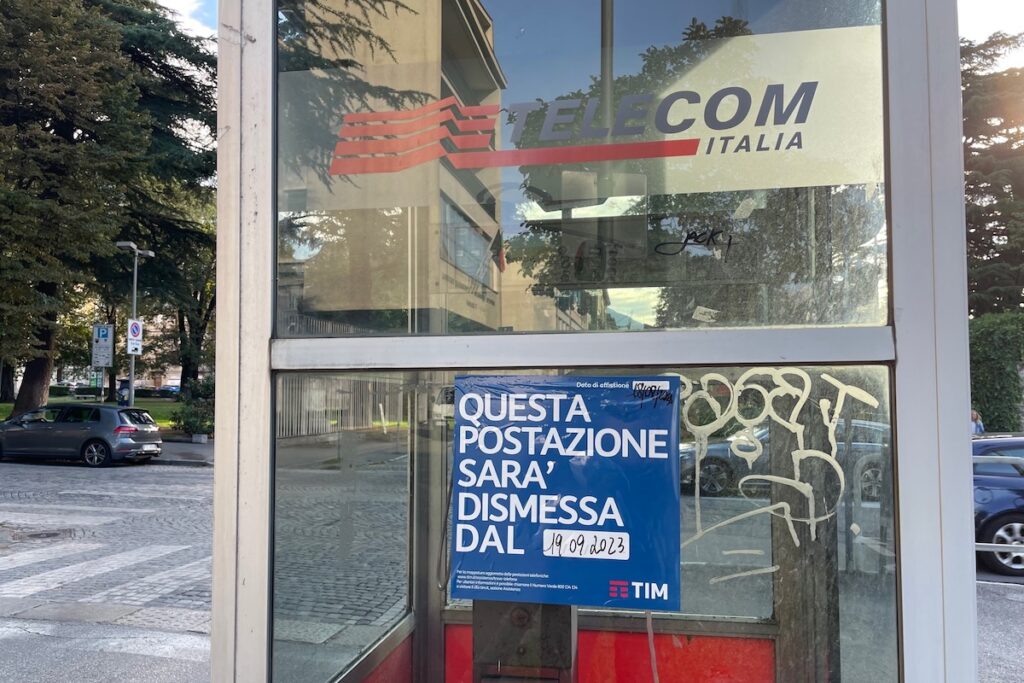 Una cabina telefonica ad Aosta