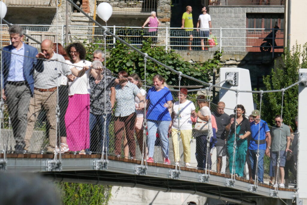 Persone attraversano la nuova passerella di Hone