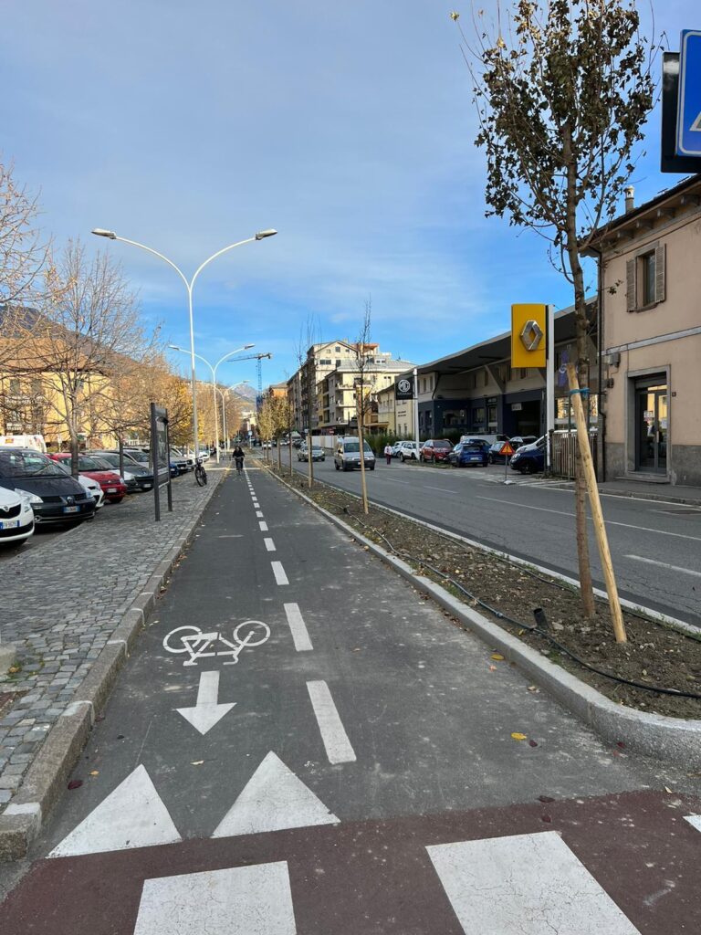 Le piantumazioni attorno alla pista ciclabile di Aosta