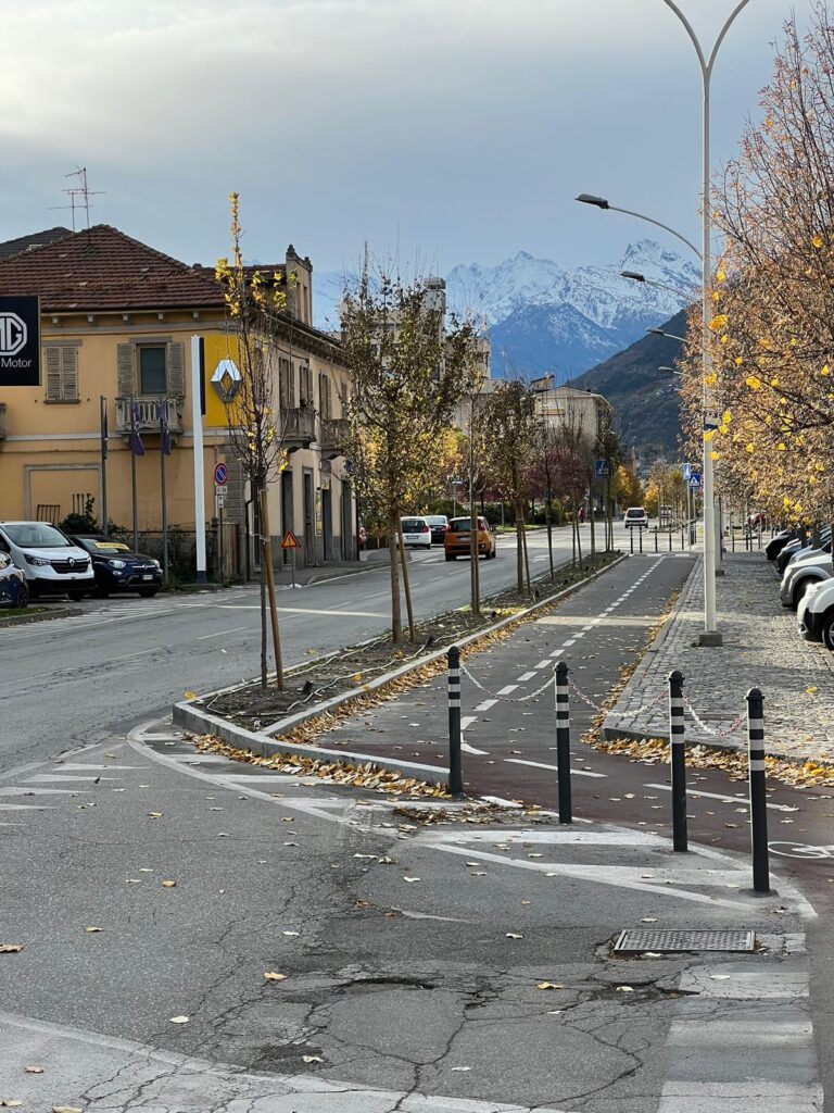 Le piantumazioni attorno alla pista ciclabile di Aosta
