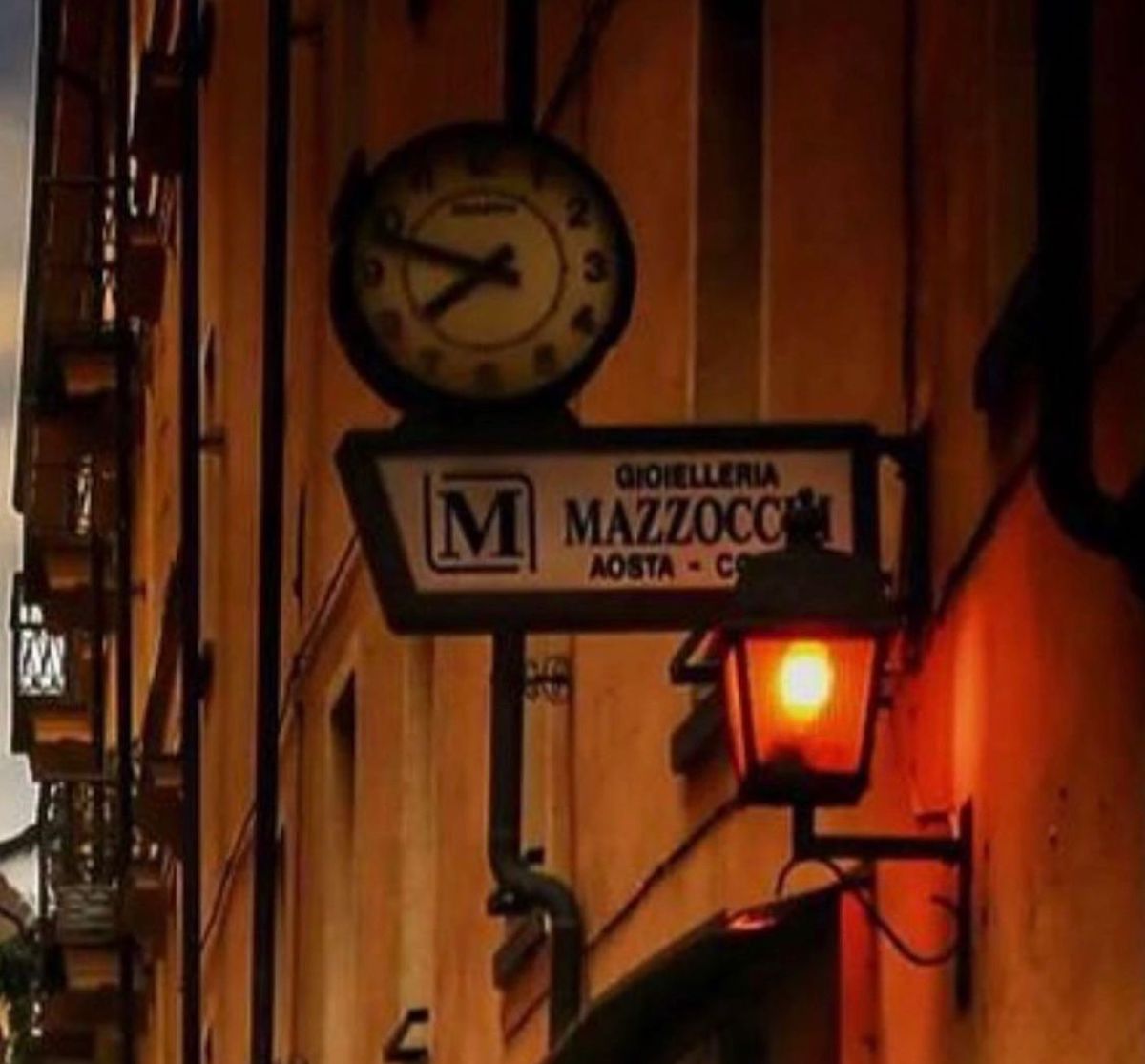 L'orologio a bandiera della Gioielleria Mazzocchi, in via  Porta Prætoria