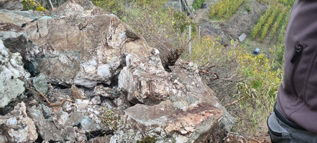 Frana sulla collina di Sarre,  chiuso un tratto della “panoramica”