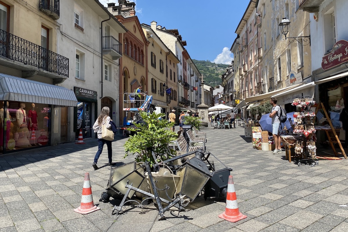 I vecchi lampioncini dell'illuminazione pubblica di Aosta dismessi