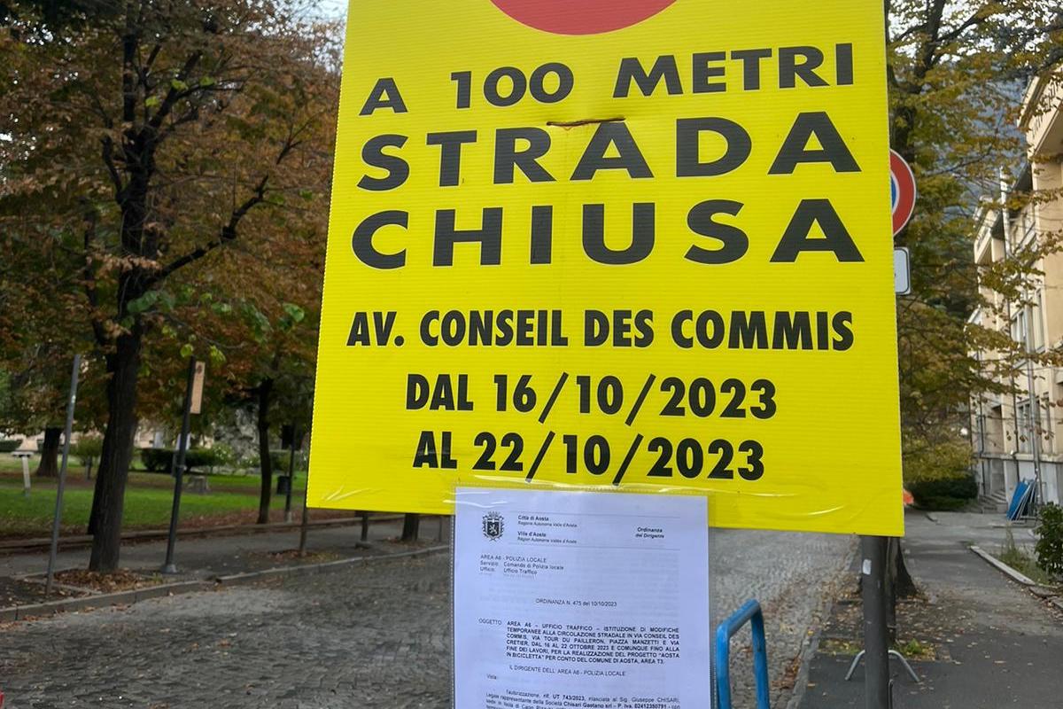 Il cartello per i lavori della ciclabile su via Conseil des Commis