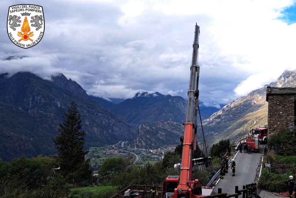 Il recupero del camper ribaltatosi a Pont-Saint-Martin