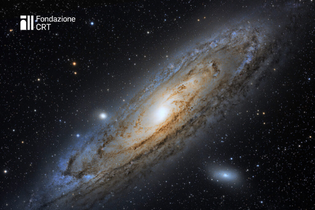 La Galassia di Andromeda o M31, ripresa dalle piazzole dell’Osservatorio Astronomico della Regione Autonoma Valle d’Aosta. Cortesia Alessandro Cipolat Bares (https://bares.altervista.org/) per la Fondazione C. Fillietroz-ONLUS