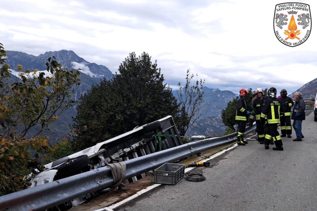 Il camper ribaltatosi a Pont-Saint-Martin