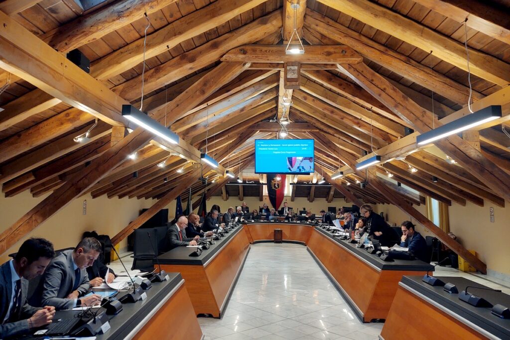 Il Consiglio comunale di Aosta - Foto Twitter Comune di Aosta
