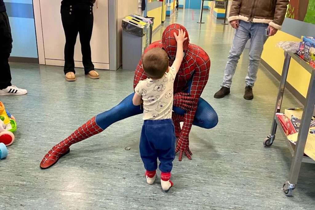 Spiderman nel reparto di Pediatria del Beauregard