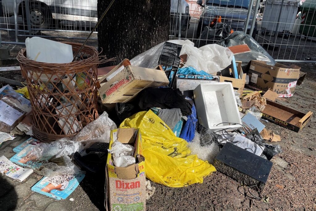 I rifiuti abbandonati nel quartiere Cogne