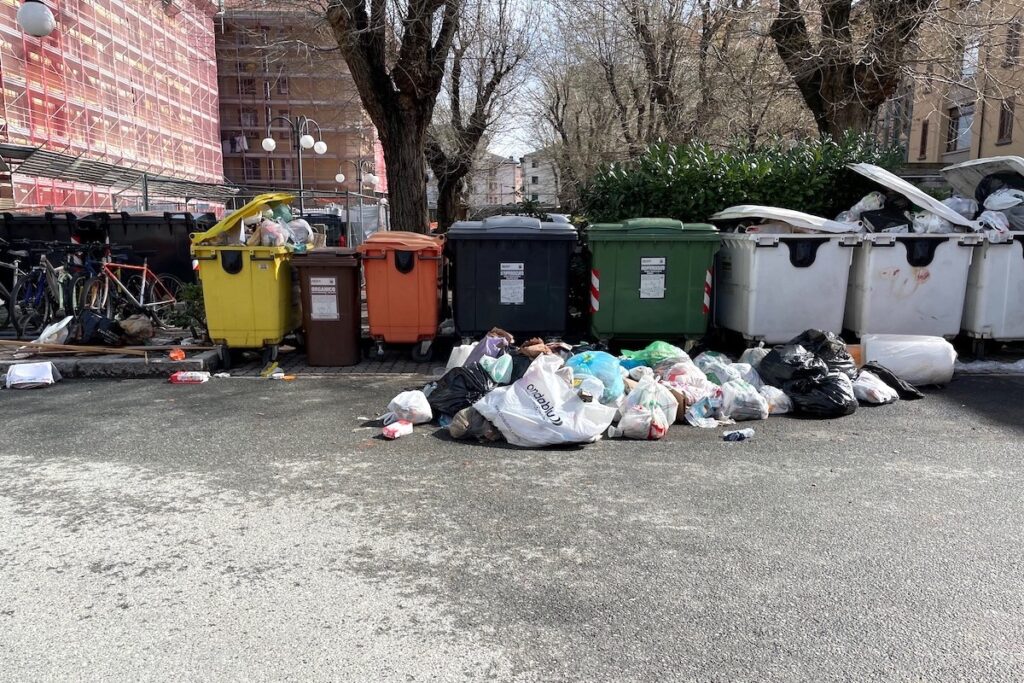 I rifiuti abbandonati nel quartiere Cogne