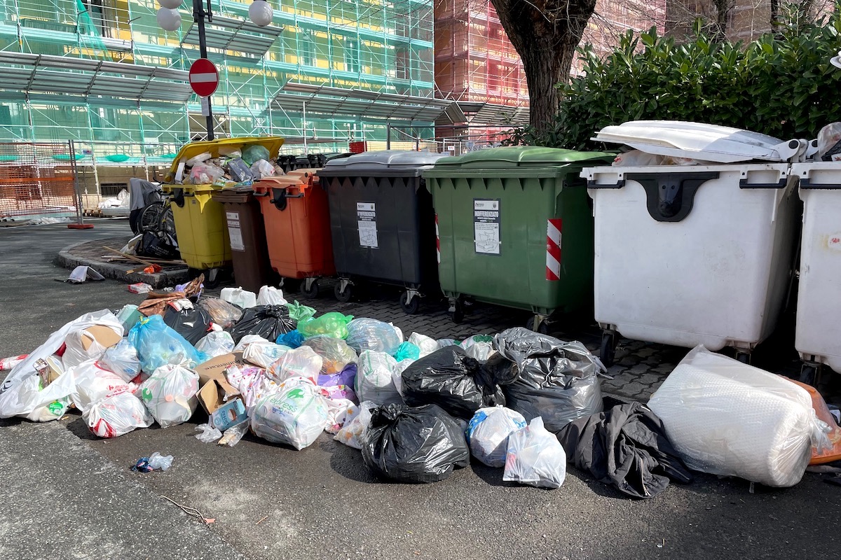 I rifiuti abbandonati nel quartiere Cogne