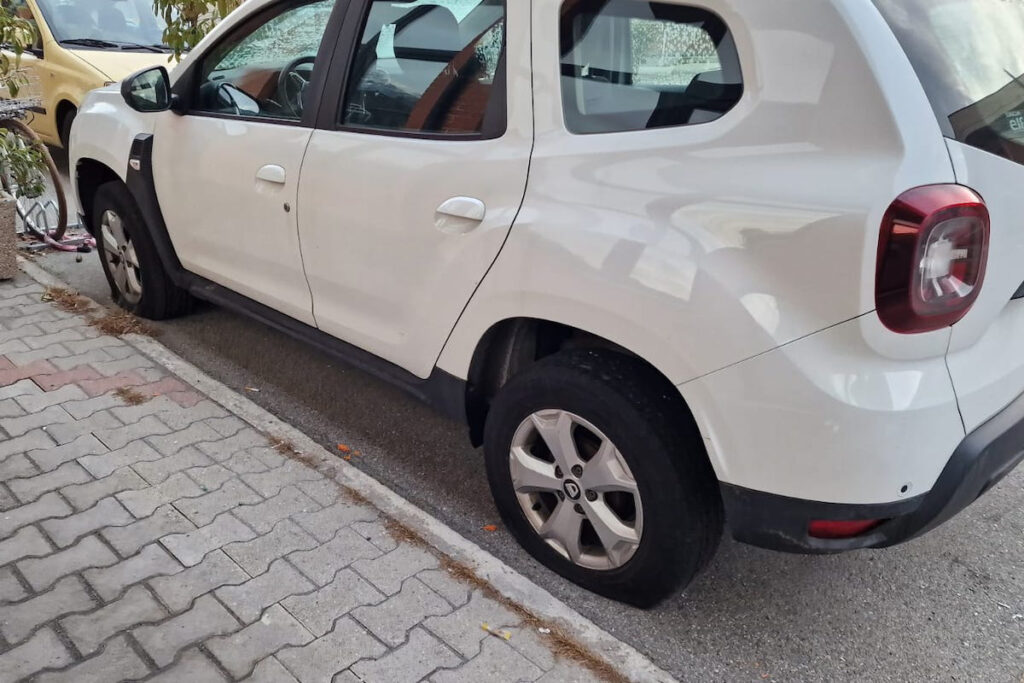 Le ruote tagliate alle auto in corso Lancieri