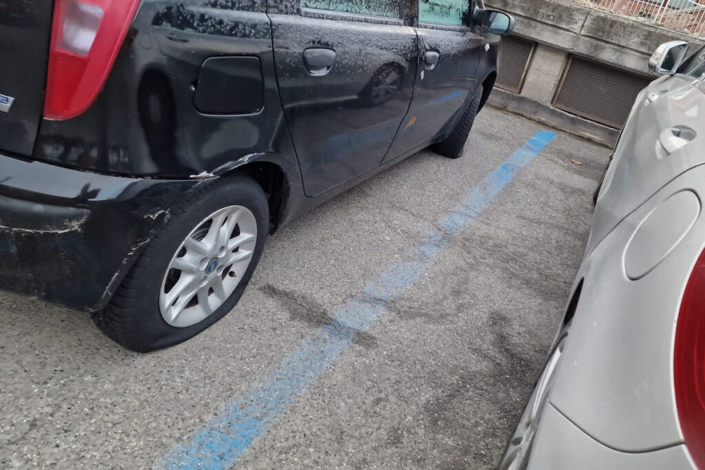 Le ruote tagliate alle auto in corso Lancieri